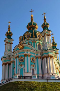Barok tarzında büyüleyici antik Saint Andrew Kilisesi güzel manzara fotoğrafı. Arka planda canlı mavi gökyüzü. Kiev, Ukrayna