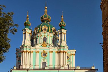Canlı mavi gökyüzü üzerinde Saint Andrew Katedrali güzel manzara fotoğrafı. Avrupa 'da ünlü turistik yer ve seyahat destinasyonu. Kiev, Ukrayna