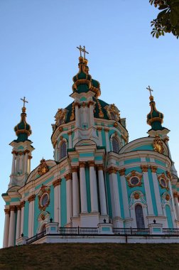 Canlı mavi gökyüzüne karşı inanılmaz antik Saint Andrew Kilisesi. Kiev, Ukrayna 'da ünlü turistik yer ve seyahat yeri