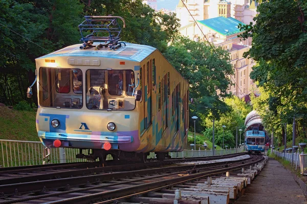 Kyiw, Ukraine - 06. Juni 2019: Naturlandschaft mit der Kyiv-Standseilbahn. Kabinen mit Passagieren, die aufeinander zugehen. Beliebtes Reiseziel in Kyiw — Stockfoto