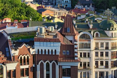 Kiev, Ukrayna-01 Haziran 2019: Vozdvizhenka'nın havadan manzara görünümü. Antik Podol semtinin küçük modern bir bölümüdür. Yaz akşamı