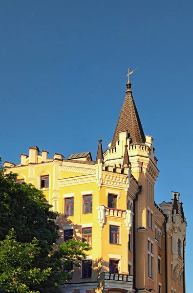 Beautiful landscape view of Castle of Richard the Lionheart against blue sky. House number 15th on Andrew descent (Andriyivsky uzviz, Podil neighborhood). Kyiv, Ukraine — Stock Photo, Image