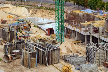 Tipik şantiyede çalışanlar. Çok katlı bir konut bina inşa süreci