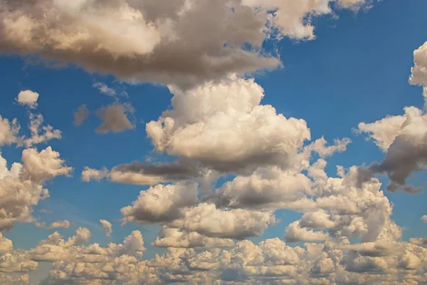 Kék ég fehér felhők. Ég nappal. Természetes égbolt összetétele. A formatervezés eleme. Háttere nyári plakát — Stock Fotó