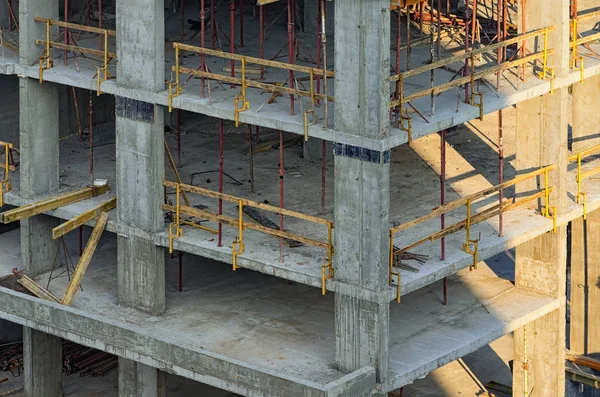Vista ravvicinata del dettaglio del nuovo edificio residenziale. Pavimenti in cemento. Processo tipico di costruzione di una casa moderna. Kiev, Ucraina — Foto Stock