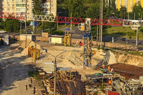 Il processo di montaggio gru a torre. L'elemento montato di disegni metallici. Disegni in costruzione. Lavori di installazione. Fissaggio dell'elemento metallico alla torre. Gru auto-erezione. Cantiere — Foto Stock