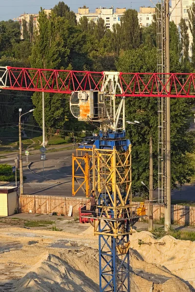 Lavori di installazione durante il montaggio di gru a torre. Fissaggio dell'elemento metallico alla gru a torre. Il processo di montaggio gru a torre. L'elemento montato di disegni metallici. Gru di autocostruzione — Foto Stock