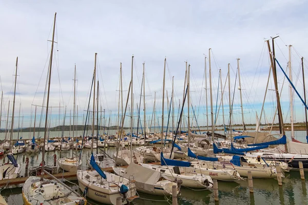Balatonfoldvar, Hungary-September 22, 2019: Anchored yachts in a harbour yacht club in Lake Balaton, Balatonkenese. 灿烂的秋天风景。 著名的旅游胜地和浪漫的旅游目的地 — 图库照片