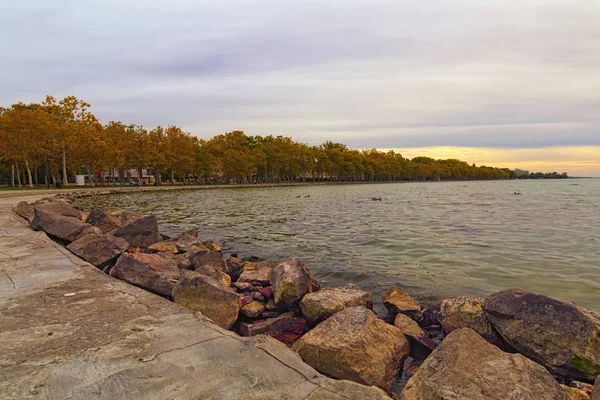 Amplia vista panorámica del lago Balaton y del famoso callejón de los plátanos. Famoso lugar turístico y destino turístico romántico. Balatonfoldvar, Hungría —  Fotos de Stock