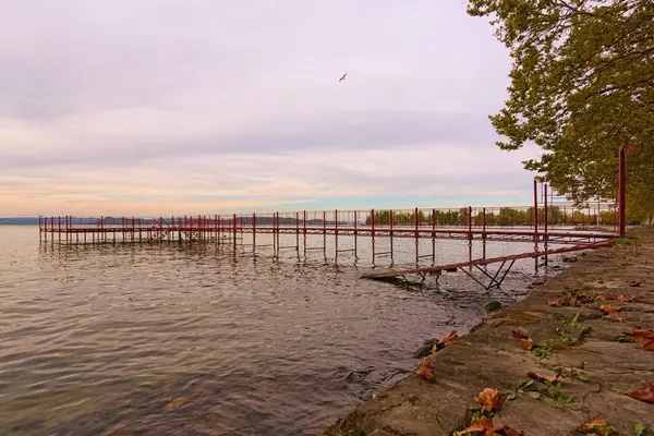 Pintoresca vista panorámica del muelle en el lago Balaton durante la puesta del sol. Famoso lugar turístico y destino turístico romántico en Balatonfoldvar, Hungría —  Fotos de Stock