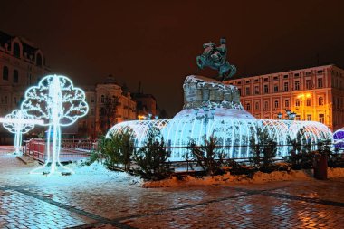 Sophia Meydanı 'ndaki Bogdan Khmelnitsky Anıtı. Aydınlatmalı güzel yeni yıl süslemeleri. Kış sabahının erken saatlerinde, insanlar olmadan şehir manzarası. Kyiv, Ukrayna