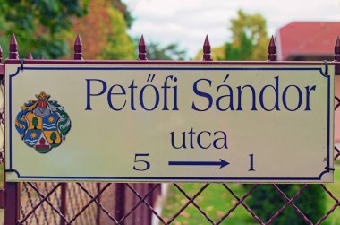 Balatonfoldvar, Macaristan-23 Eylül 2019: Balatonfoldvar şehir arması ile Petofi Sandor sokak işareti. Tabeladaki metin: Petofi Sandor (sokak adı)
