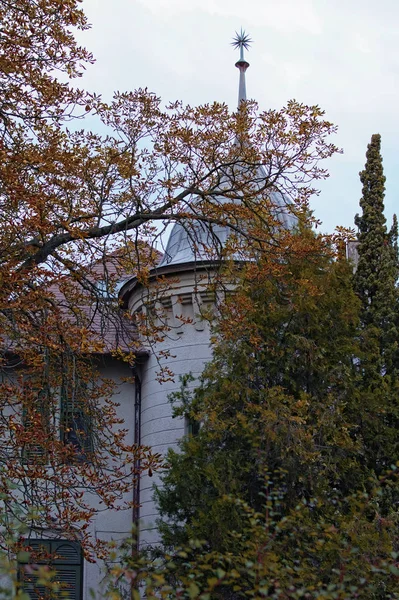 Front yard garden is hiding ancient house with the tower. Beautiful autumn landscape. Petofi Sandor street in Balatonfoldvar, Hungary — Stockfoto