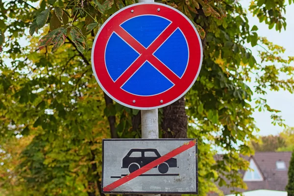 No Stopping sign with table car crossed out by a red line under it. Concept of road sign. Problem with parking. Balatonfoldvar, Hungary — Stock Photo, Image