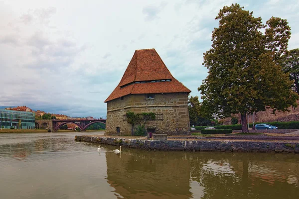 Felhős táj a Dráva folyón Mariborban. Az ősi Víztorony és az öreg híd a háttérben. Élénk felhős ég. Utazási és turisztikai koncepció. Maribor, Szlovénia — Stock Fotó