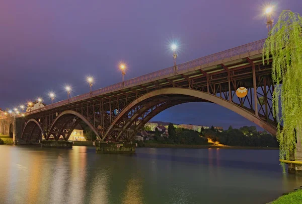 Vista panorâmica da manhã da Ponte Velha iluminada (também chamada de Estado) sobre o Rio Drava. Foco seletivo com lente de grande ângulo. Conceito de paisagem e natureza. Lower Styria, Maribor, Eslovénia — Fotografia de Stock