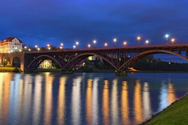 德拉瓦河上的旧桥（也称国家）广角景观。 灯笼反射在水中的光。 令人垂涎的秋天早晨。 景观与自然的概念。 斯洛文尼亚，马里博尔 — 图库照片