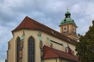 Aziz Vaftizci Yahya 'ya adanmış Maribor Katedrali' nin gündoğumunda çekilmiş sonbahar manzarası. Maribor şehrinde bir Roma Katolik katedrali. Slovenya