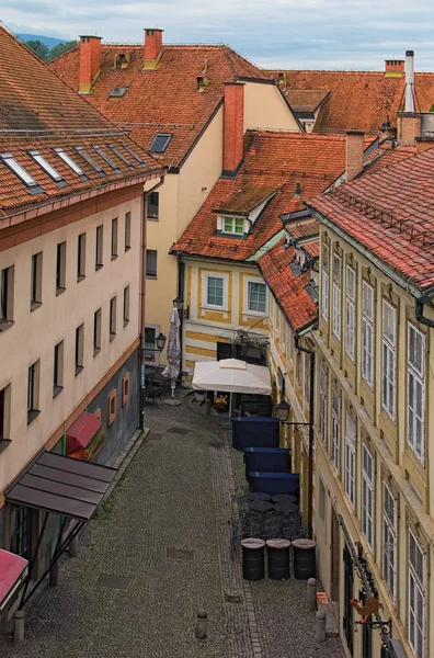 Vue aérienne de la petite rue pittoresque de Maribor, Slovénie. Bâtiments anciens pittoresques avec des toits en tuiles rouges — Photo