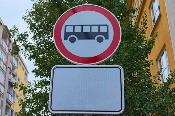 Út tábla üres szimbólum rendszámmal. Nem alkalmas buszok útjelző ellen elmosódott lakóépületek és fa. Az útjelző fogalom a városban. Maribor, Szlovénia — Stock Fotó
