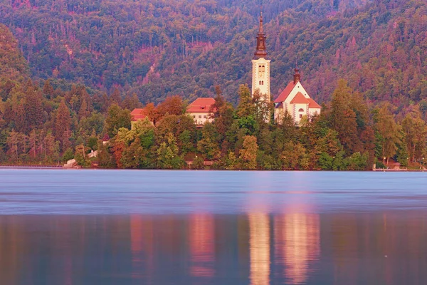 Szcenírozott reggeli kilátás Zarándoklat templom Nagyboldogasszony a kis szigeten és a Bled-tó. Templom tükröződés a vízben. Bled-tó, Északnyugat-Szlovénia felső-karniolai régiója — Stock Fotó