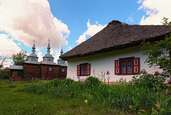 青空に対する古代の粘土の家の絵のような風景です 野外民俗建築博物館とペレヤスラフの中Naddnipryanshchynaの生活 — ストック写真