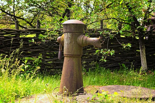 Çme Suyu Dağılımı Için Yosunlarla Kaplanmış Antik Paslı Sütunun Yakın — Stok fotoğraf