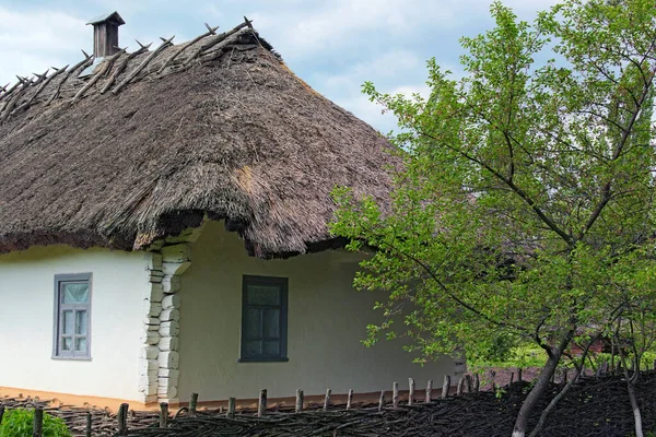 Pereyaslav Ukrainenahaufnahme Des Malerischen Alten Lehmhauses Unter Einem Strohdach Das — Stockfoto