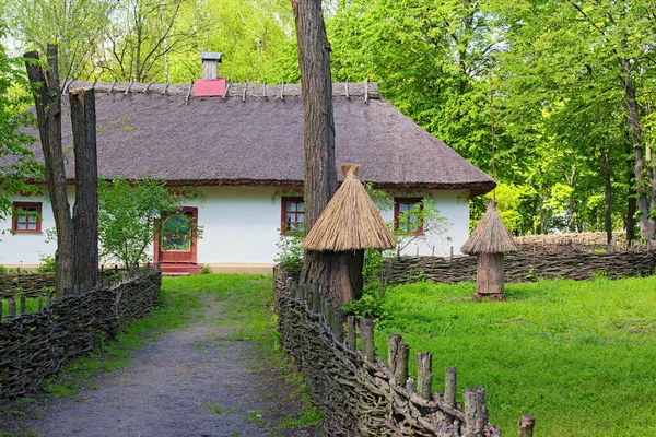 Malerische Landschaft Ansicht Der Alten Lehmhaus Des Imkers Garten Stehen — Stockfoto