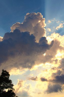 Renkli, canlı bir gökyüzü. Cennetten gelen bir ışık. Bulutlu gökyüzü manzarası. Güneş tarafından aydınlatılıyorlar. Bulutlu mavi gökyüzü arkaplanı. Gün batımından önce bulutlu güzel bir gökyüzü. Soyut arkaplan.