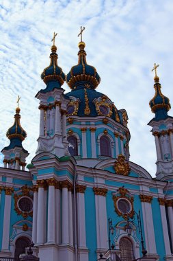 Güneşli bir bahar sabahı mavi gökyüzüne karşı antik Saint Andrew Kilisesi 'nin şaşırtıcı detaylı görüntüsü. Antik mimaride barok tarzı. Ukrayna 'nın Kyiv kentinin mimari simgesi.