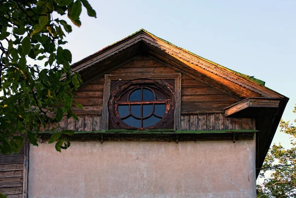 Forntida Hus Med Ovalt Fönster Vinden Mot Blå Himmel Vintage — Stockfoto