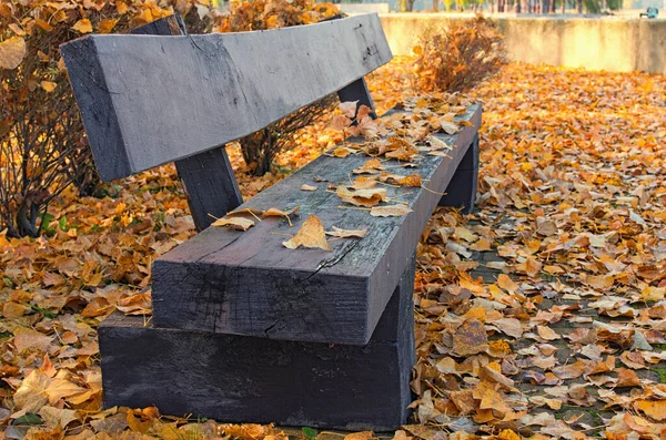 Nahaufnahme Einer Alten Holzbank Mit Gelben Herbstblättern Park Malerische Goldene — Stockfoto