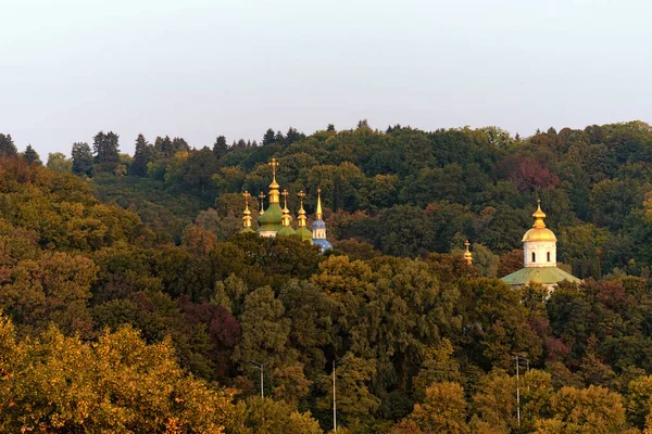青い空に対する有名なキエフの丘の絵のような朝の秋の風景ビュー ドーム聖ジョージ大聖堂と古い木の上にヴィドゥビチ修道院の古代マイケルの大聖堂 キエフ — ストック写真