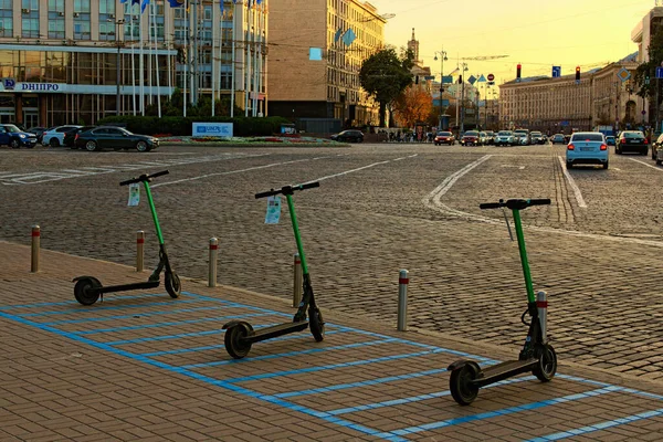キエフ ウクライナ 2020年9月19日 雇用のための電気スクーターは 国内および訪問者のための輸送手段となる キエフのボルト電気スクーターの駐車場 背景の都市景観 — ストック写真