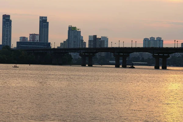 우크라이나 Kyiv 2020 Paton Bridge Dnipro River 태양은 반사되었다 배경에 — 스톡 사진