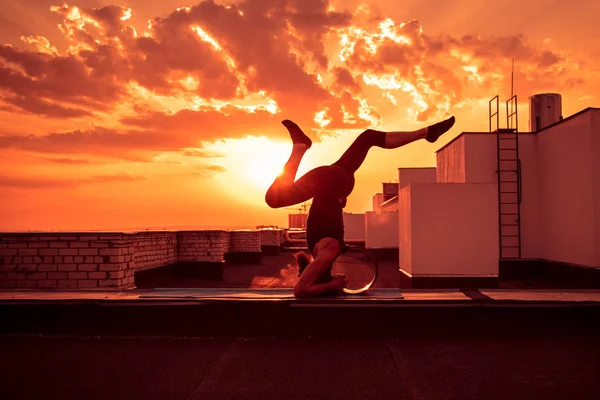 Мужчина Средних Лет Занимается Йогой Использованием Колес Йога Крыше Закате — стоковое фото