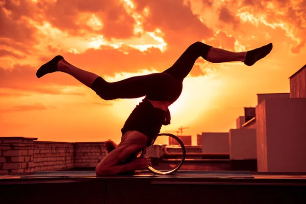 Мужчина Средних Лет Занимается Йогой Использованием Колес Йога Крыше Закате — стоковое фото