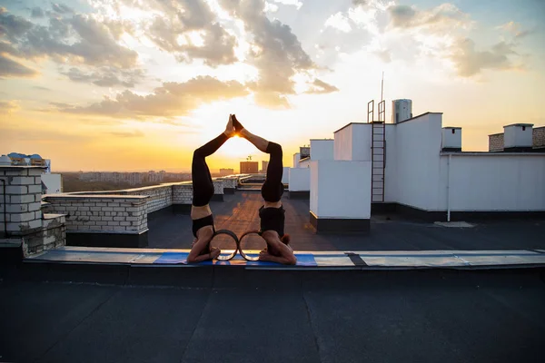 Мужчина Женщина Практикуют Паровую Йогу Йога Крыше Закате — стоковое фото
