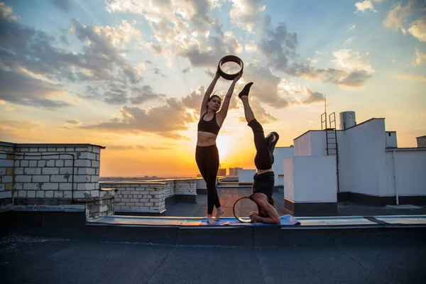 Hombre Una Mujer Practican Yoga Vapor Yoga Techo Atardecer — Foto de Stock