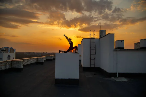 Мужчина Средних Лет Занимается Йогой Крыше Йога Крыше Закате — стоковое фото