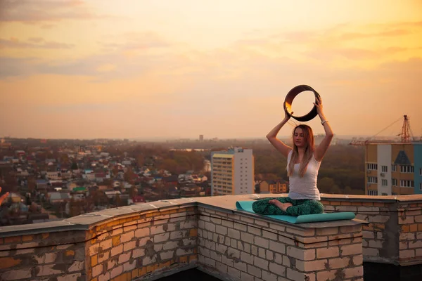 Молодая Белая Женщина Медитирует Крыше Йога Крыше Закате — стоковое фото