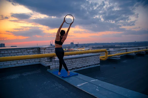 Женщина Средних Лет Занимается Йогой Йога Крыше Закате — стоковое фото