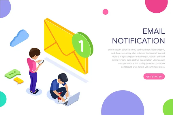 Isometrische platte e-mail melding concept. E-mailmarketing op het werk. Mensen ontvangen kennisgeving van een nieuwe brief op mobiele telefoon en laptop. Kunt gebruiken voor webbanner, infographics, held beelden. — Stockvector