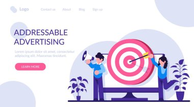 Adreslenebilir reklam konsepti. Erkek ve kadın pazarlamacılar bir ürün veya hizmet tanıtırlar. Ekranda ok darbesi almış bir hedef var. Modern düz resimleme.