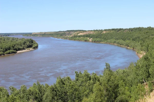 Açık bir günde Irtysh Nehri 'nin kıvrımı