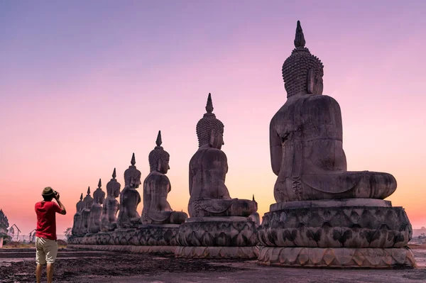 大佛像与摄影师景观性质和颜色的天空深色过滤器风格 在泰国 府省公众 — 图库照片