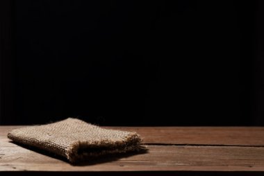 Eski kahverengi koyu ahşap doku ve bez çanta tasarımı, hareketsiz yaşam tarzı için koyu renk arka plan ile
