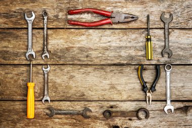 Kopyalama alanı üstten görünüm üzerinde kahverengi ahşap vintage tarzı ile eski teknik alet