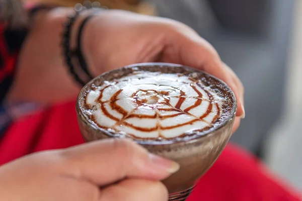Tangan Perempuan Dengan Kopi Cappuccino Dalam Secangkir Kopi Kabur Latar — Stok Foto